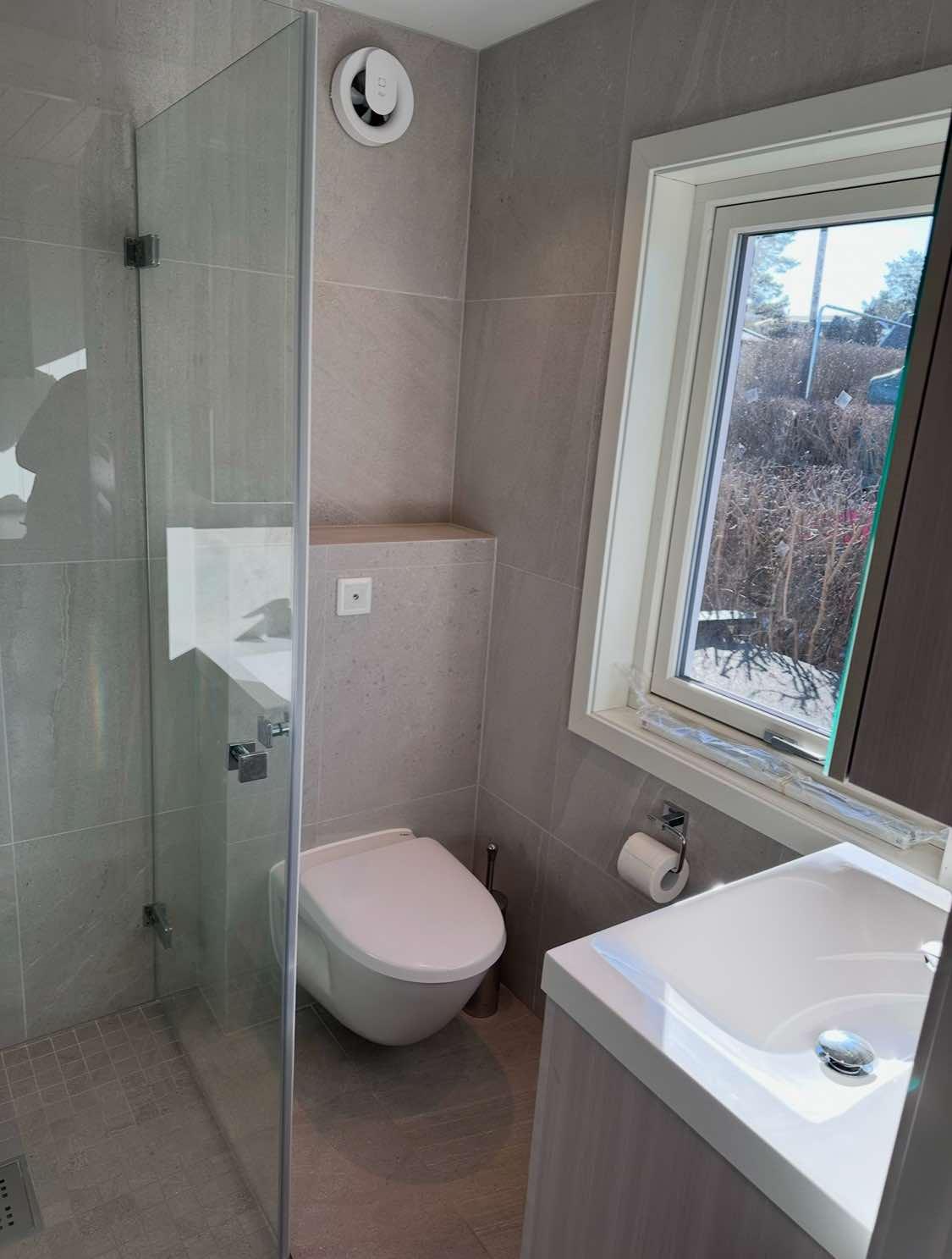 Lite bad med vindu, dusjhjørne og servant